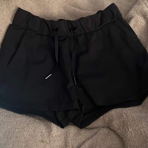 Lululemon on the fly black shorts. Size 4 EUC - Picture 1 of 4